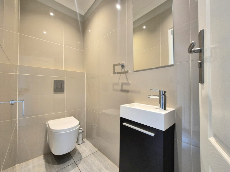5 Bedroom Property for Sale in Woodhill Estate Gauteng
