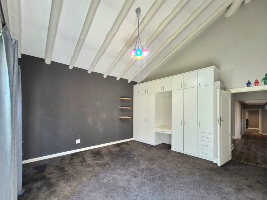 5 Bedroom Property for Sale in Woodhill Estate Gauteng