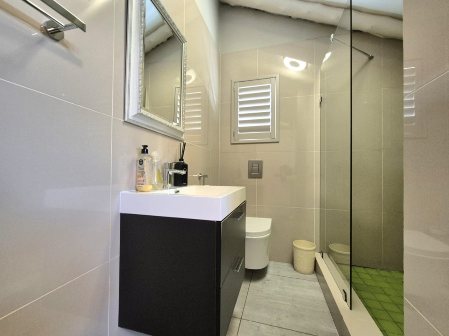 5 Bedroom Property for Sale in Woodhill Estate Gauteng