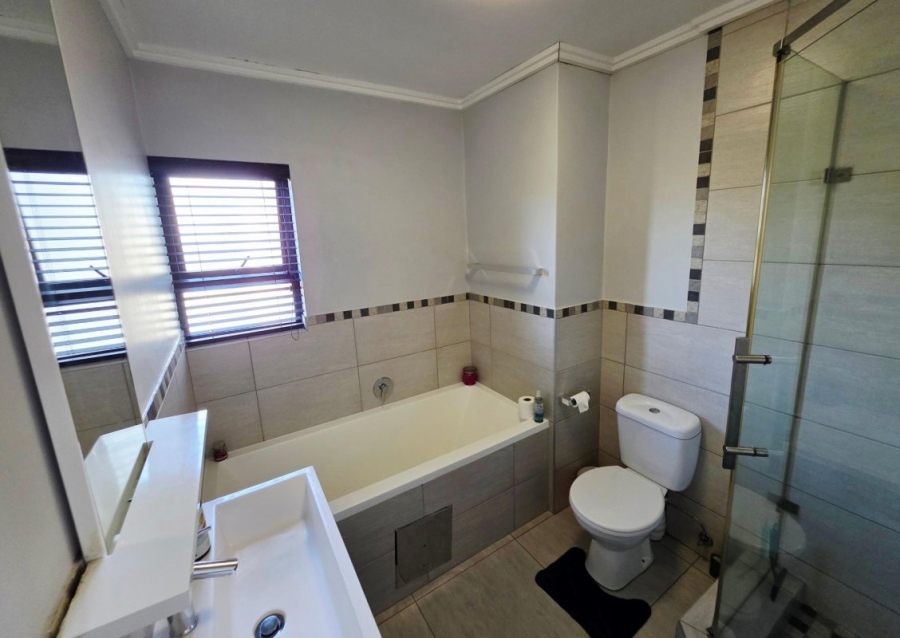 3 Bedroom Property for Sale in Sebenza Gauteng