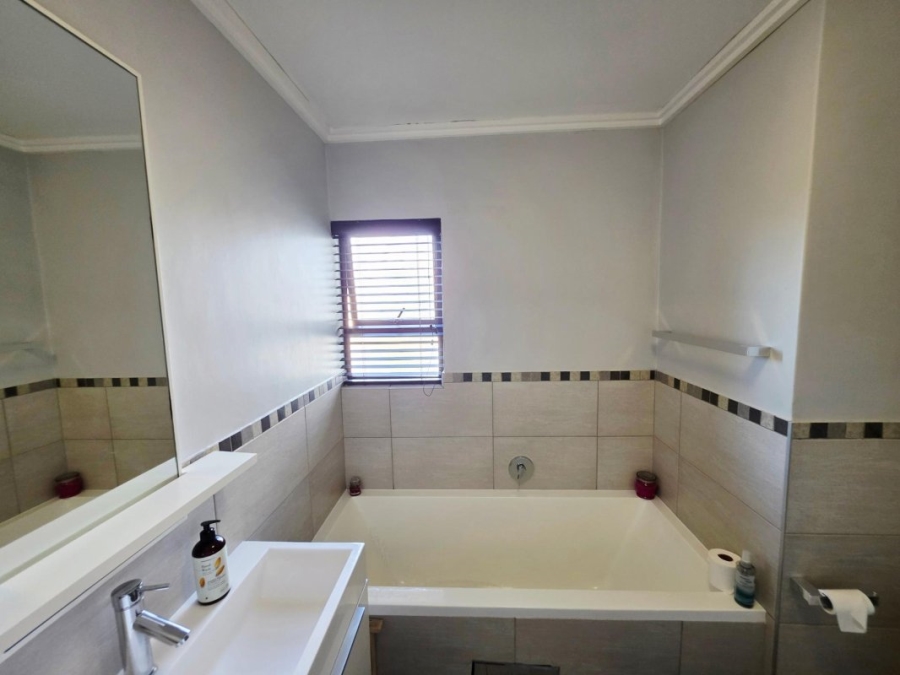 3 Bedroom Property for Sale in Sebenza Gauteng