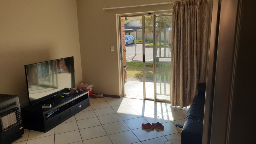 2 Bedroom Property for Sale in Monavoni Gauteng