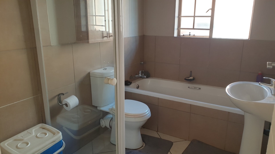 2 Bedroom Property for Sale in Monavoni Gauteng