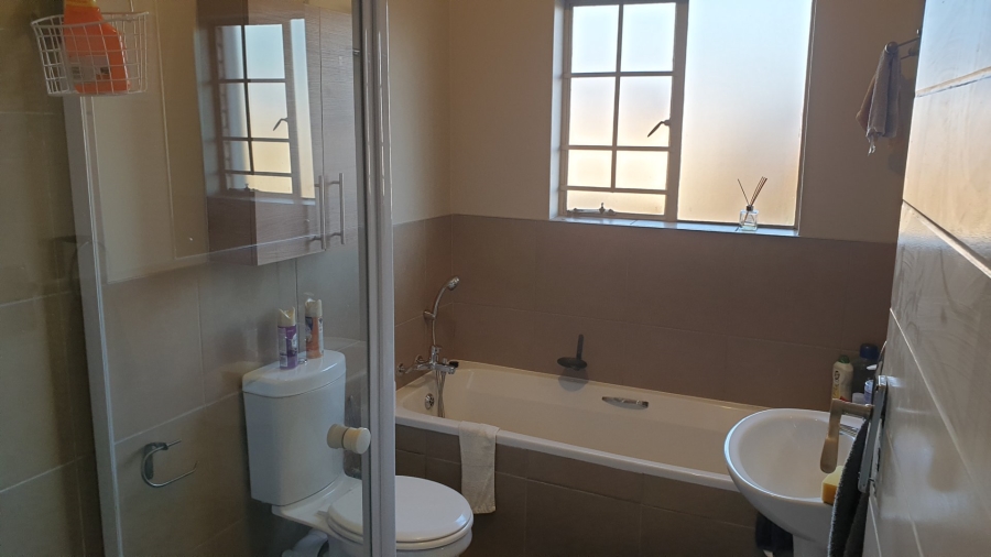 2 Bedroom Property for Sale in Monavoni Gauteng