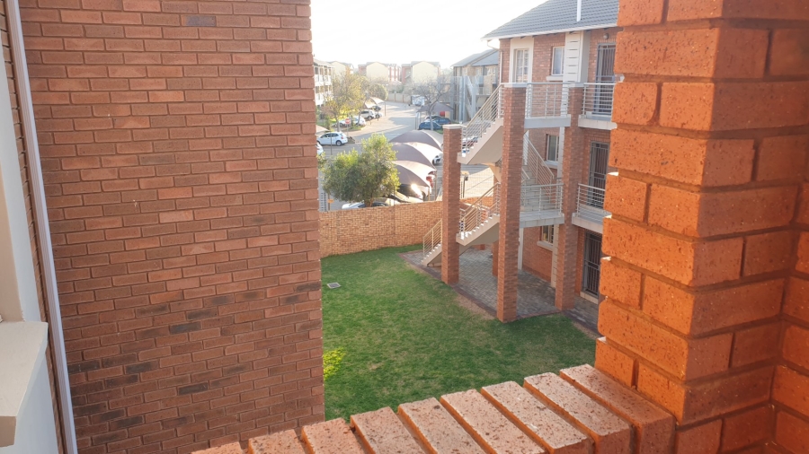 2 Bedroom Property for Sale in Monavoni Gauteng