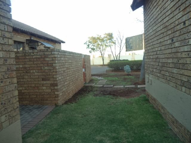To Let 2 Bedroom Property for Rent in Monavoni Gauteng
