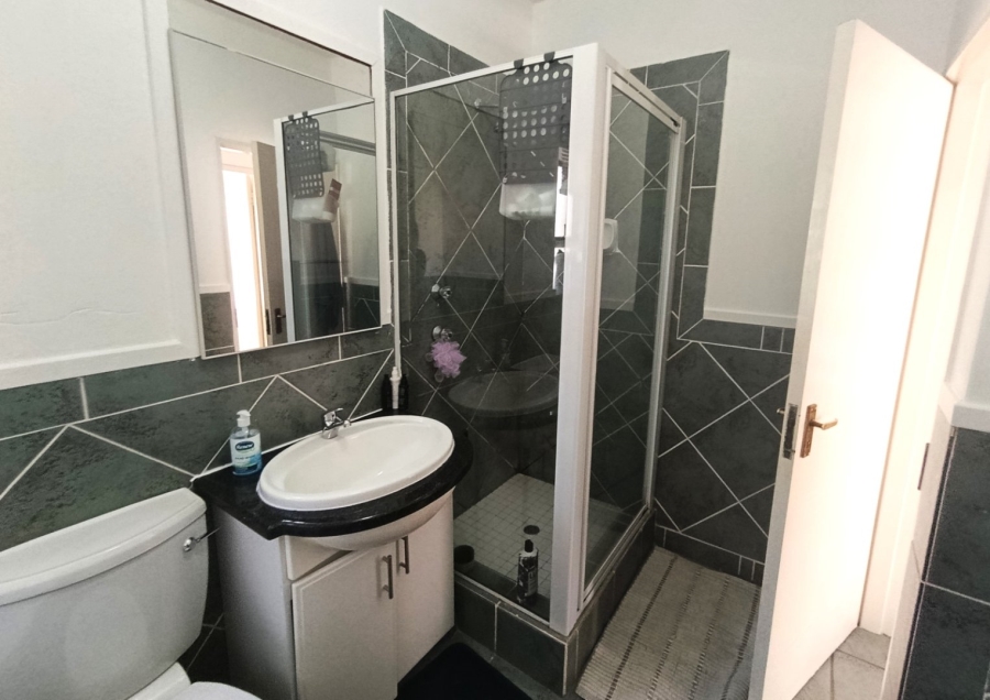To Let 1 Bedroom Property for Rent in Waverley Gauteng
