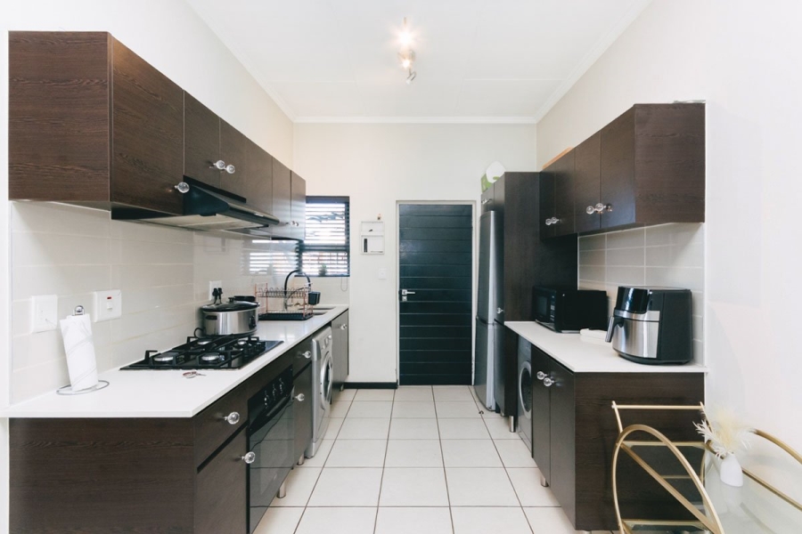 To Let 2 Bedroom Property for Rent in Greenstone Gate Gauteng