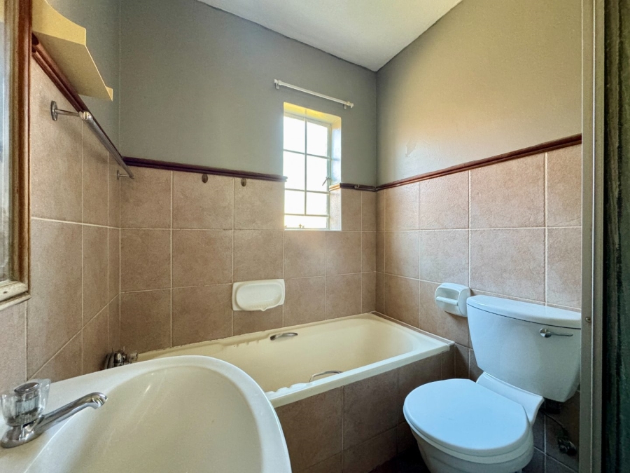 3 Bedroom Property for Sale in Die Hoewes Gauteng