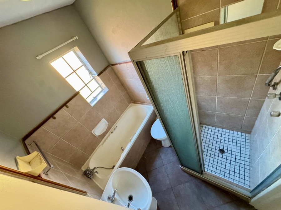 3 Bedroom Property for Sale in Die Hoewes Gauteng