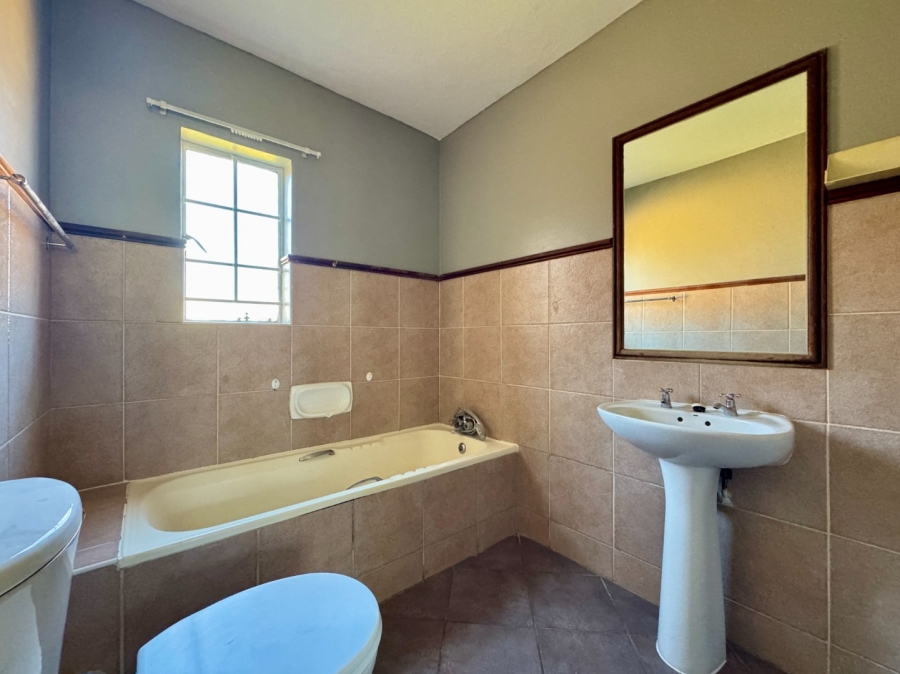 3 Bedroom Property for Sale in Die Hoewes Gauteng