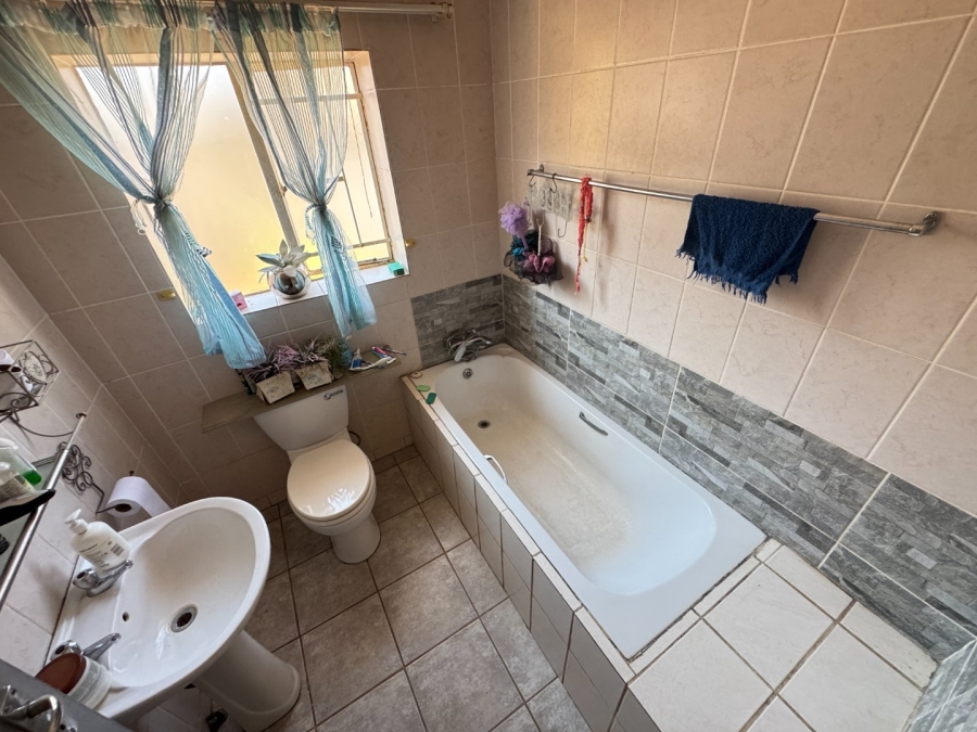 5 Bedroom Property for Sale in Lyttelton Manor Gauteng