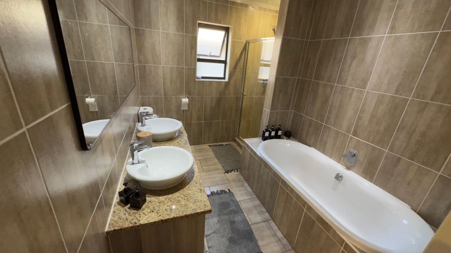 4 Bedroom Property for Sale in Candlewoods Country Estate Gauteng
