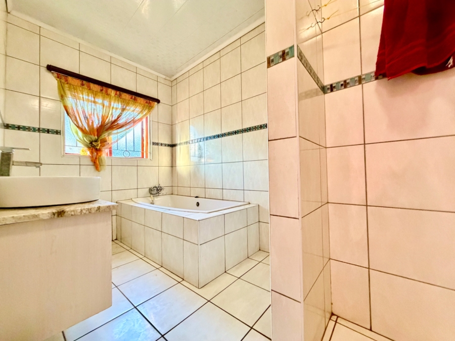 5 Bedroom Property for Sale in Karenpark Gauteng
