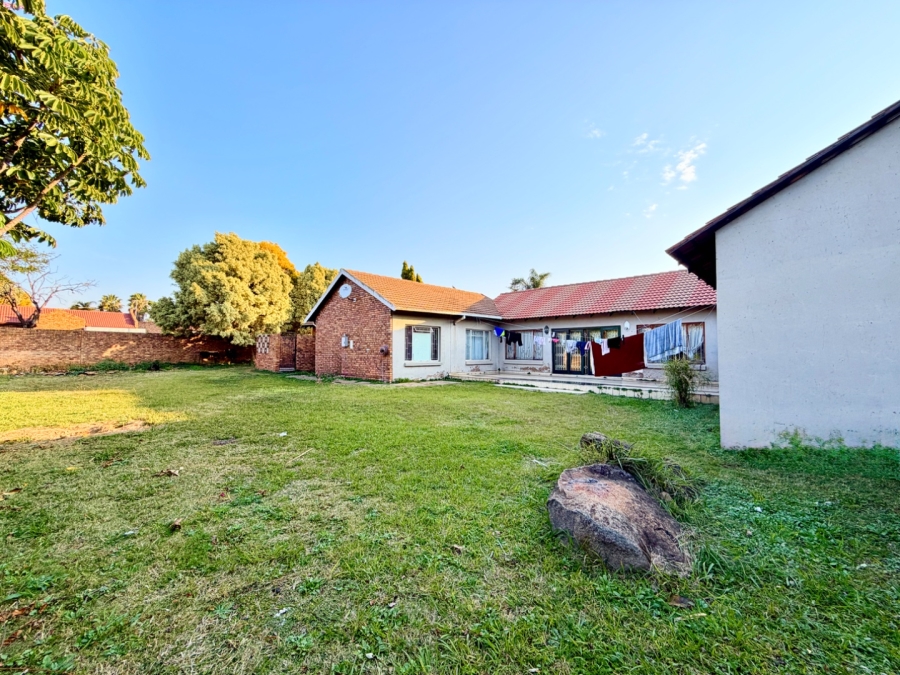 5 Bedroom Property for Sale in Karenpark Gauteng