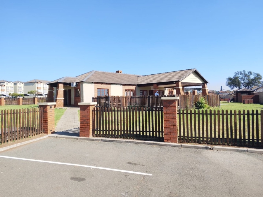 2 Bedroom Property for Sale in Montana Tuine Gauteng