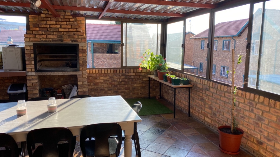 2 Bedroom Property for Sale in Die Hoewes Gauteng
