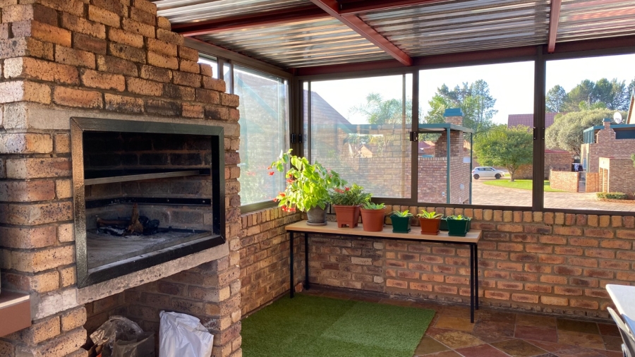 2 Bedroom Property for Sale in Die Hoewes Gauteng