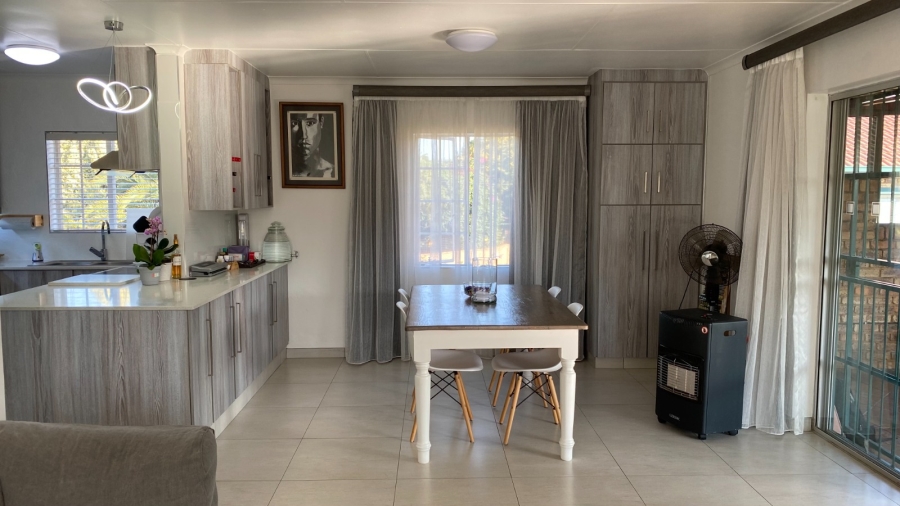 2 Bedroom Property for Sale in Die Hoewes Gauteng