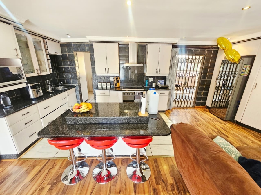 4 Bedroom Property for Sale in Heuweloord Gauteng