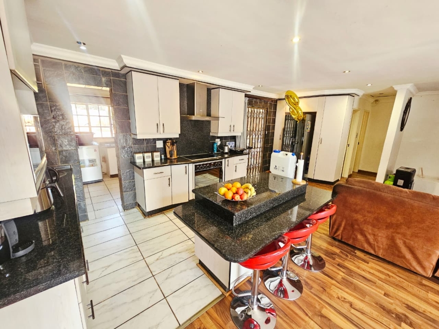 4 Bedroom Property for Sale in Heuweloord Gauteng
