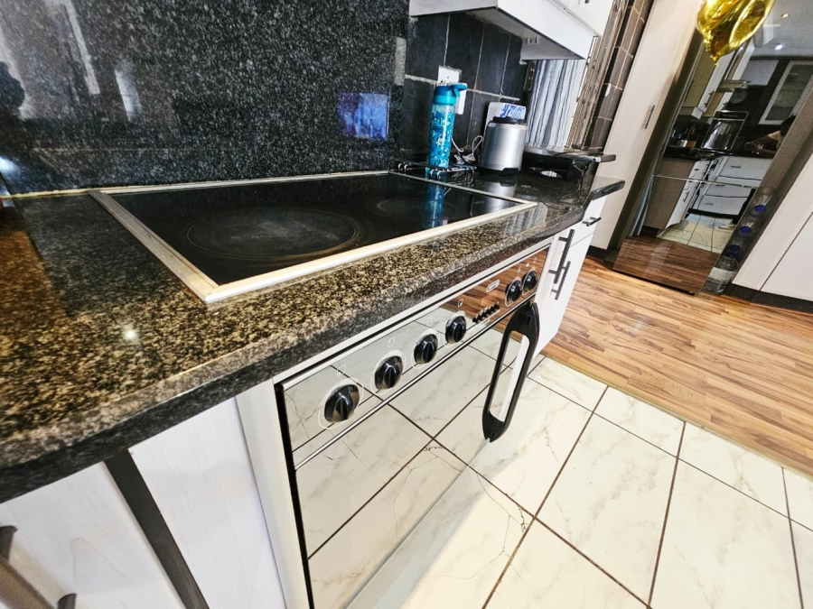 4 Bedroom Property for Sale in Heuweloord Gauteng