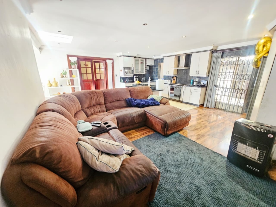 4 Bedroom Property for Sale in Heuweloord Gauteng