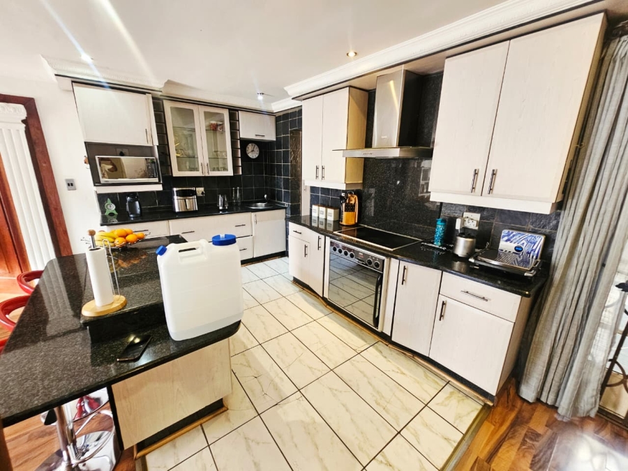 4 Bedroom Property for Sale in Heuweloord Gauteng