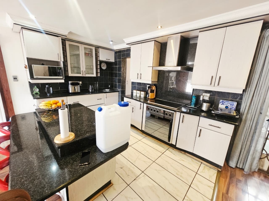 4 Bedroom Property for Sale in Heuweloord Gauteng