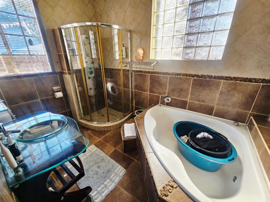 4 Bedroom Property for Sale in Heuweloord Gauteng