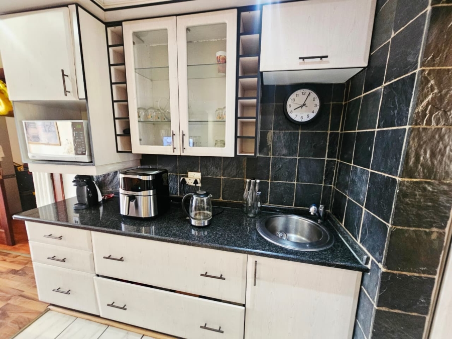 4 Bedroom Property for Sale in Heuweloord Gauteng
