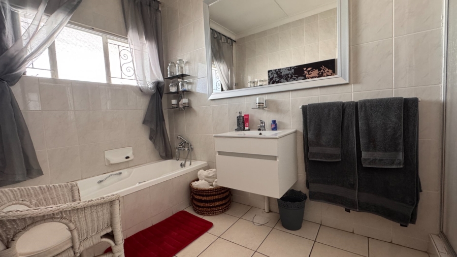 4 Bedroom Property for Sale in Three Rivers Proper Gauteng