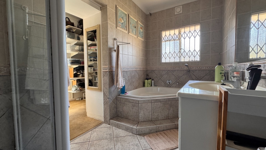4 Bedroom Property for Sale in Three Rivers Proper Gauteng