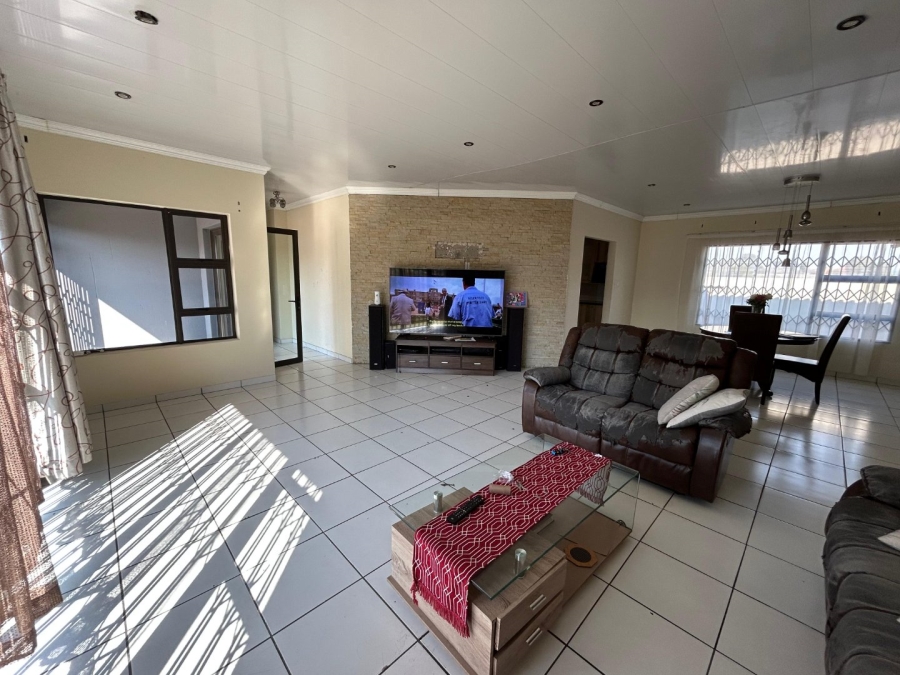 4 Bedroom Property for Sale in Sonneveld Gauteng