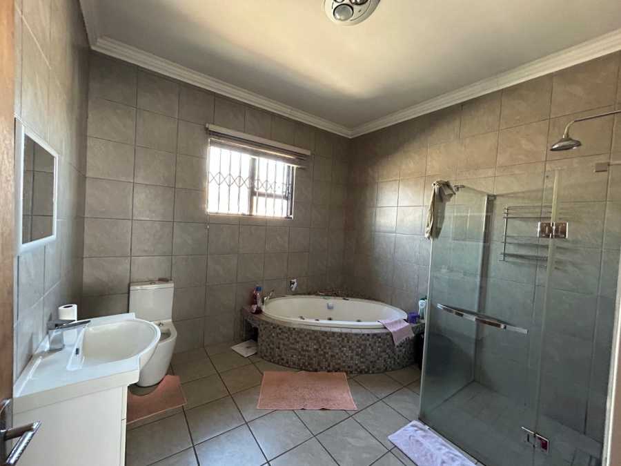 4 Bedroom Property for Sale in Sonneveld Gauteng