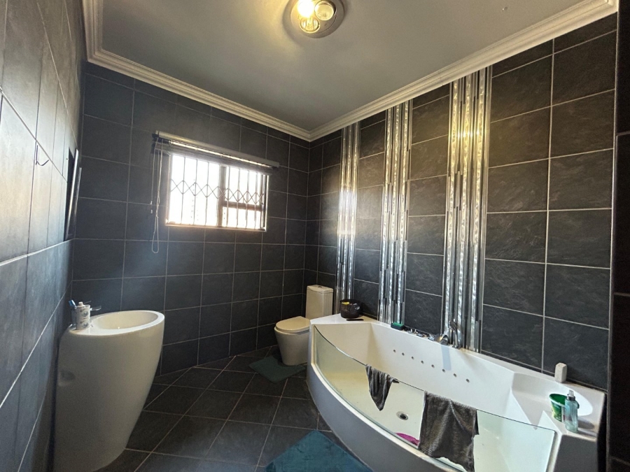 4 Bedroom Property for Sale in Sonneveld Gauteng