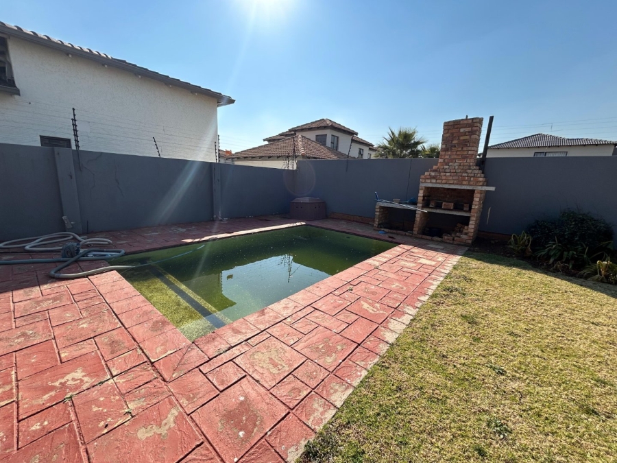 4 Bedroom Property for Sale in Sonneveld Gauteng
