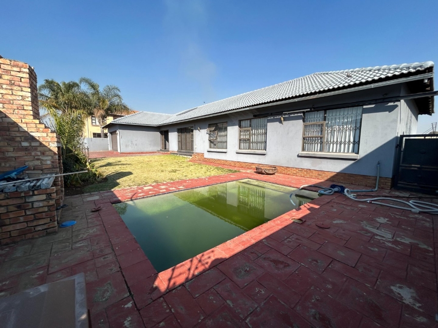 4 Bedroom Property for Sale in Sonneveld Gauteng