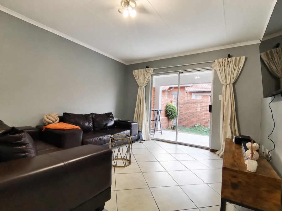 2 Bedroom Property for Sale in Monavoni Gauteng
