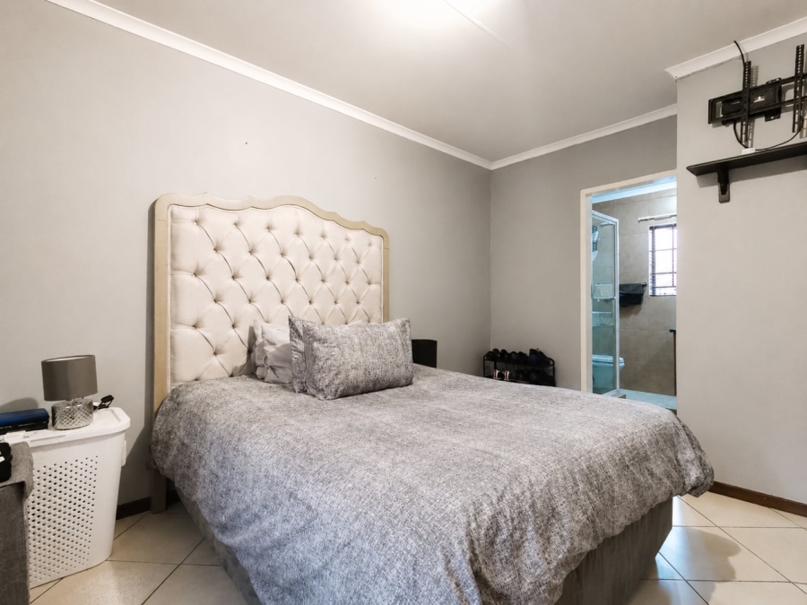 2 Bedroom Property for Sale in Monavoni Gauteng