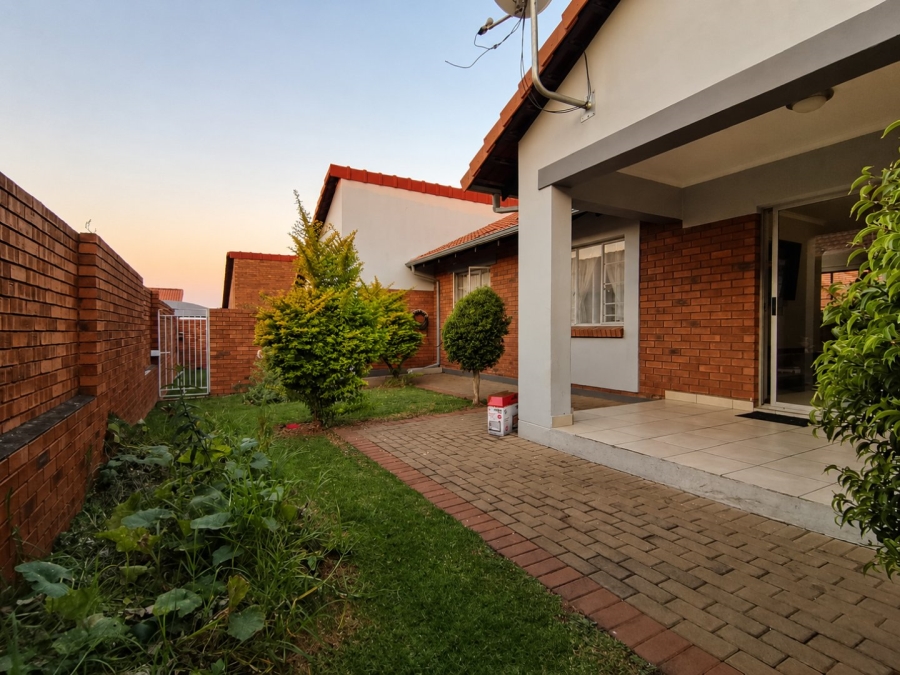 2 Bedroom Property for Sale in Monavoni Gauteng