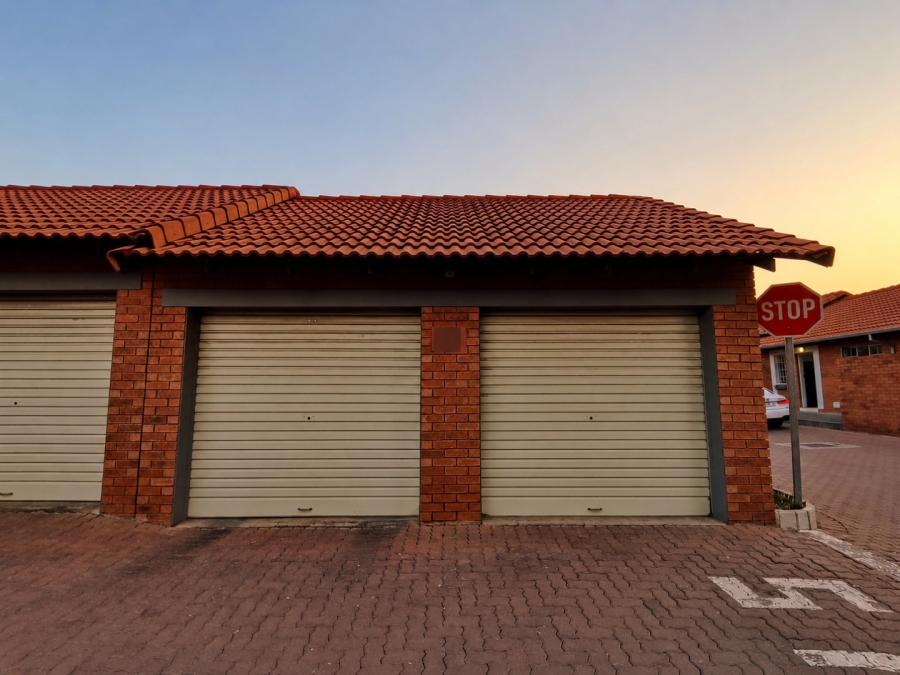2 Bedroom Property for Sale in Monavoni Gauteng