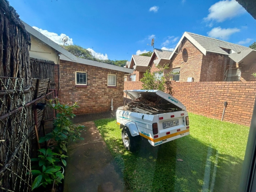 6 Bedroom Property for Sale in Florauna Gauteng