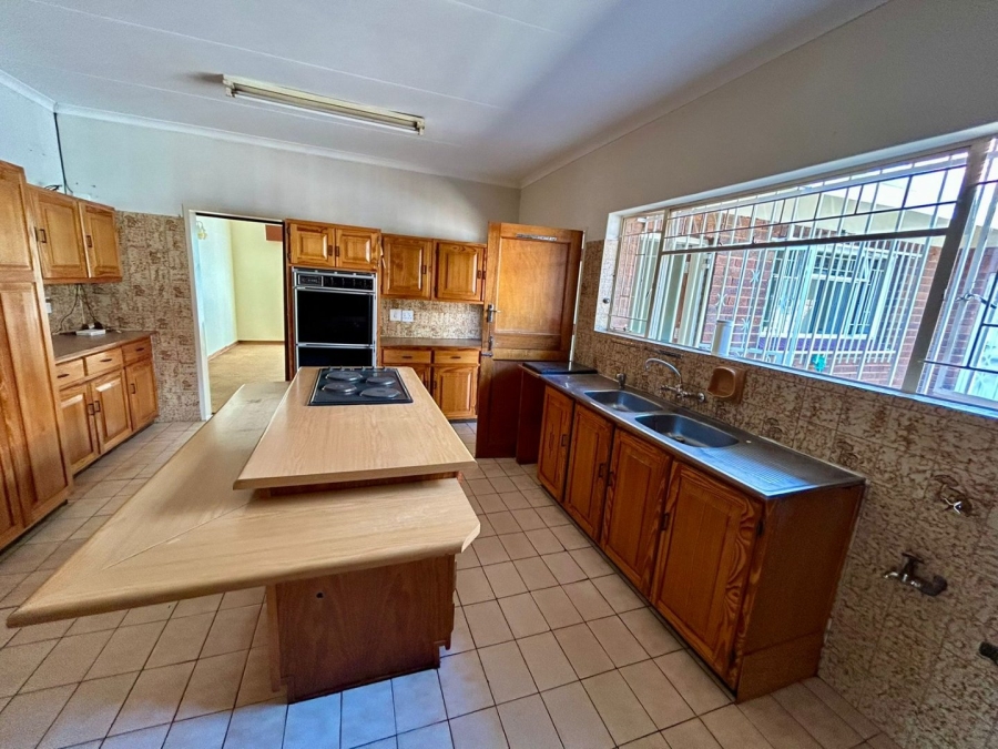 6 Bedroom Property for Sale in Florauna Gauteng