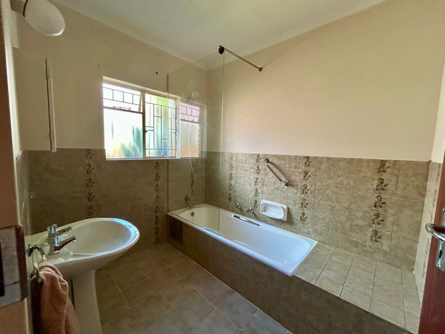 6 Bedroom Property for Sale in Florauna Gauteng