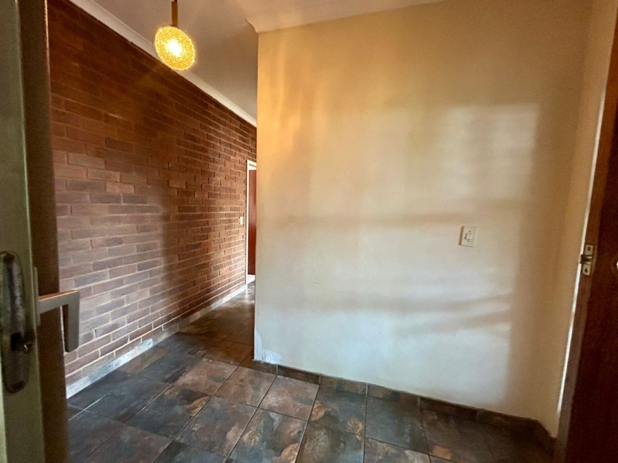 6 Bedroom Property for Sale in Florauna Gauteng