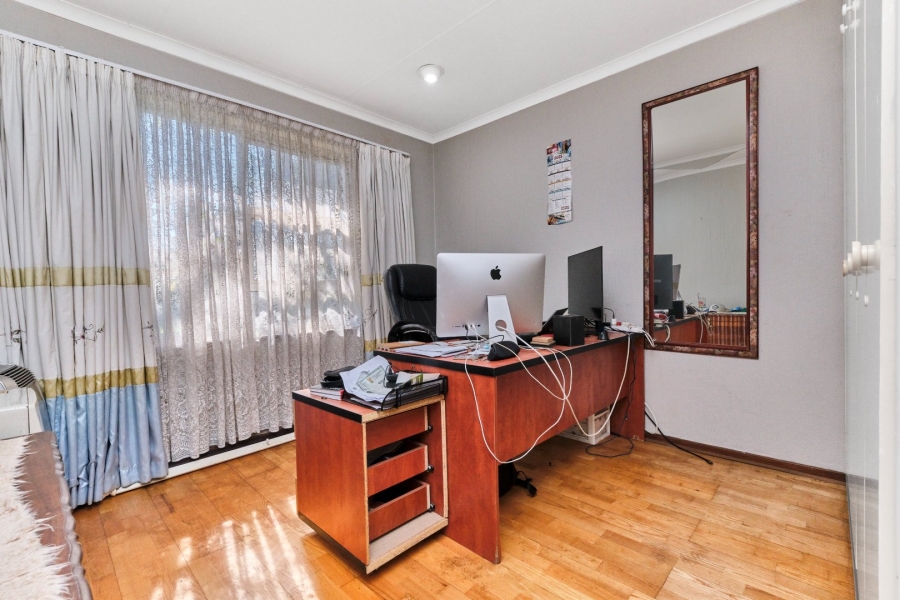 To Let 4 Bedroom Property for Rent in Fairland Gauteng