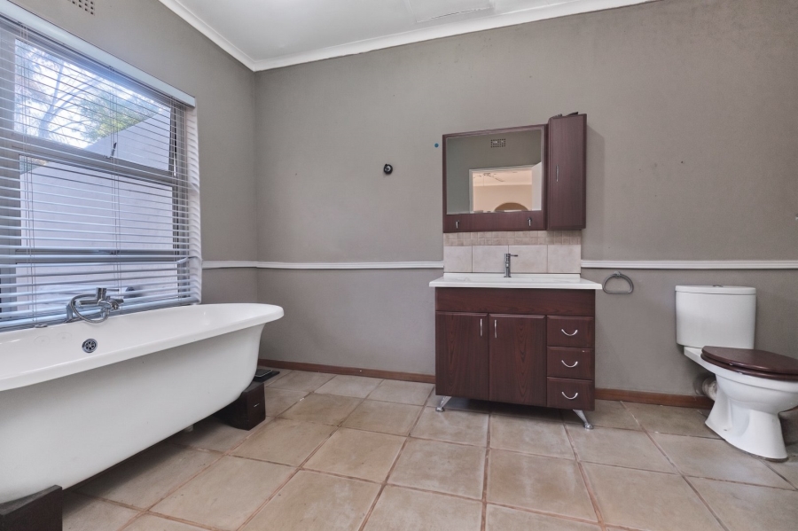 To Let 4 Bedroom Property for Rent in Fairland Gauteng
