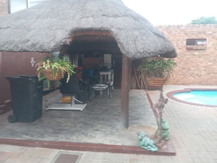 To Let 2 Bedroom Property for Rent in Parktown Estate Gauteng