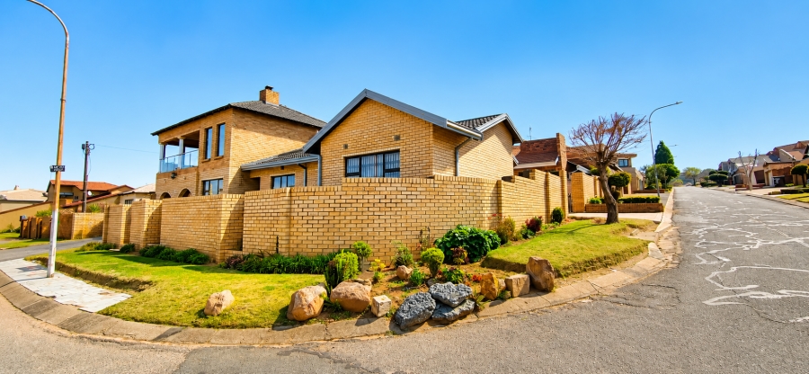 5 Bedroom Property for Sale in Diepkloof Gauteng